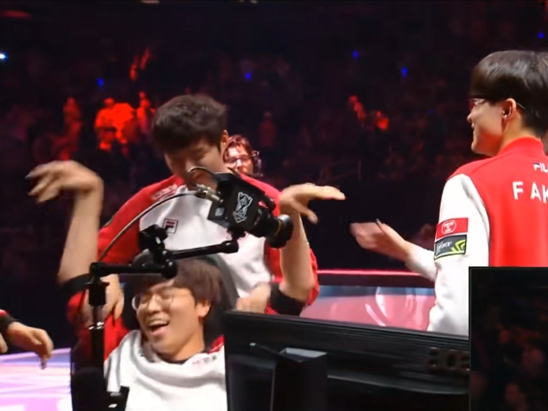 场面火爆!S赛观众席沸腾不已 场面火爆!S赛观众席沸腾不已