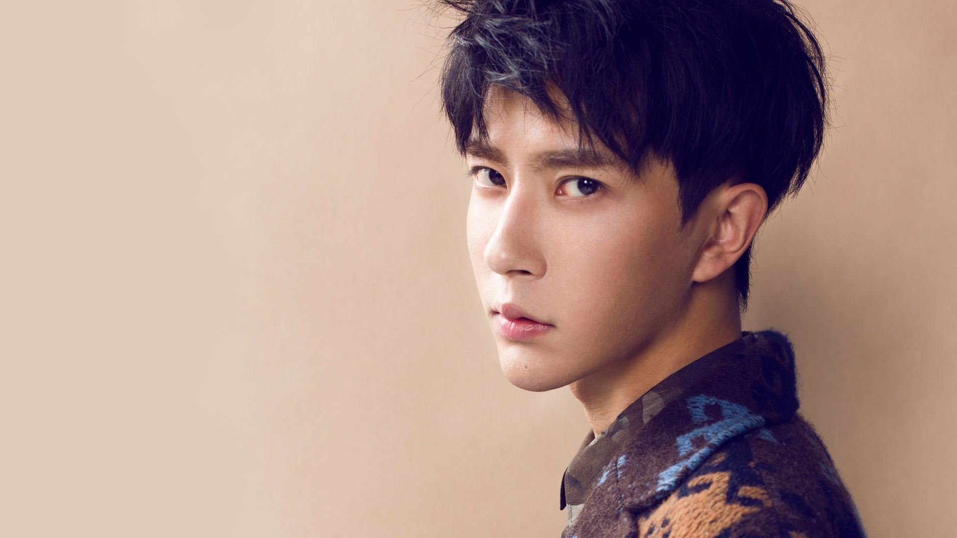 绿茵风暴与政治风暴的双重奏，从厄德高爆发、几内亚晋级到阿根廷的社会危机