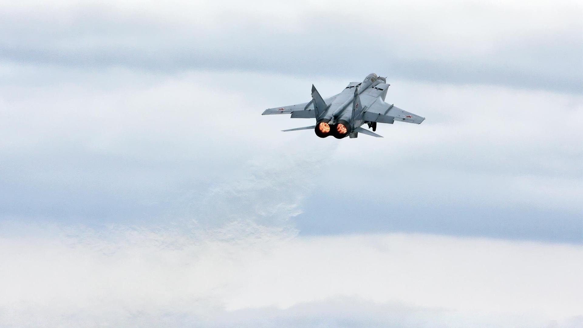 争议消声器,利拉德用61分将无争议钉在骑士主场记分牌上